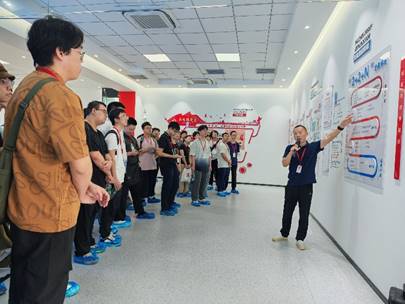 一群人站在墙边AI 生成的内容可能不正确。